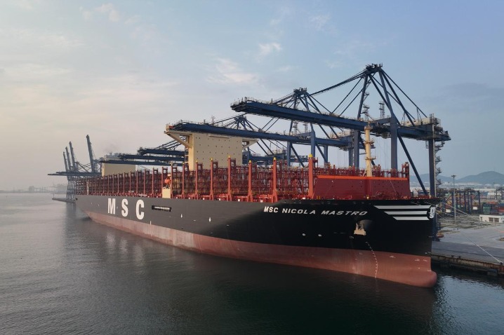 Massive container ship docks in Dalian
