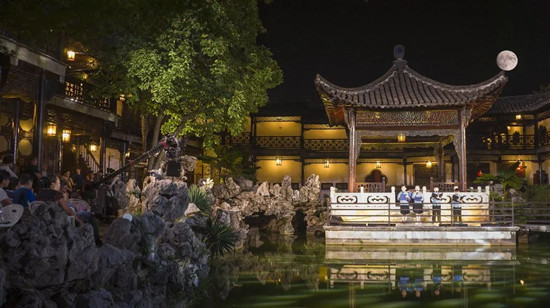 Go on a night tour of Yangzhou
