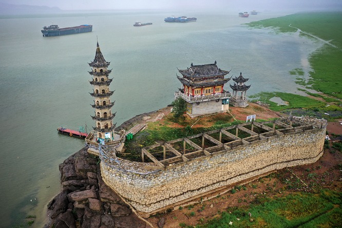 Zen-style temple stands on Poyang Lake