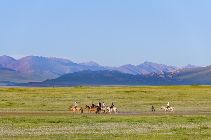 Embrace the beauty of the Bayanbulak Grassland in Xinjiang