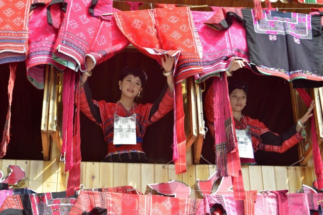 Lots of red appears during Yao festival in Guangxi