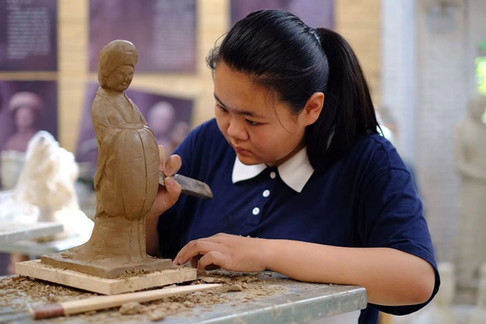 Craftsman village offers tourists hands-on experience in Dunhuang