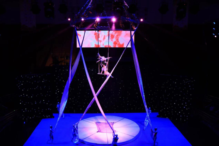 Acrobatic troupe enthralls audiences in Hubei