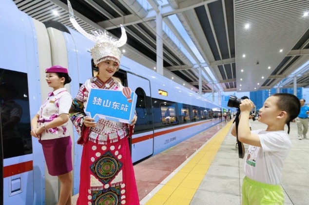 First 350-km/h high-speed rail launched in mountainous Guizhou