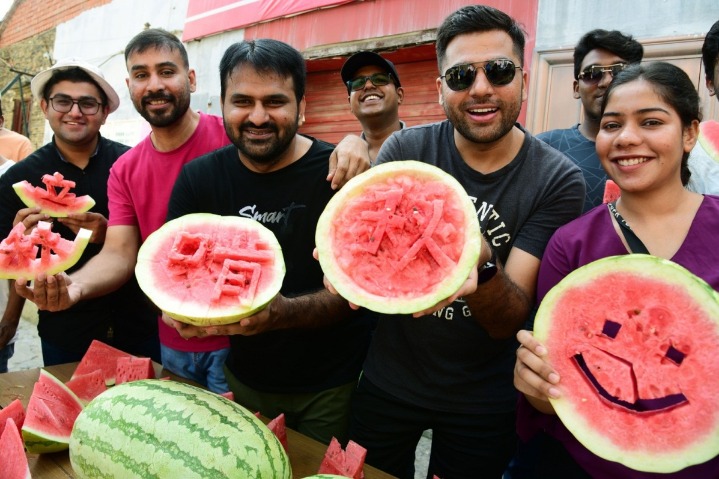 Intl students enjoy watermelon to celebrate Start of Autumn