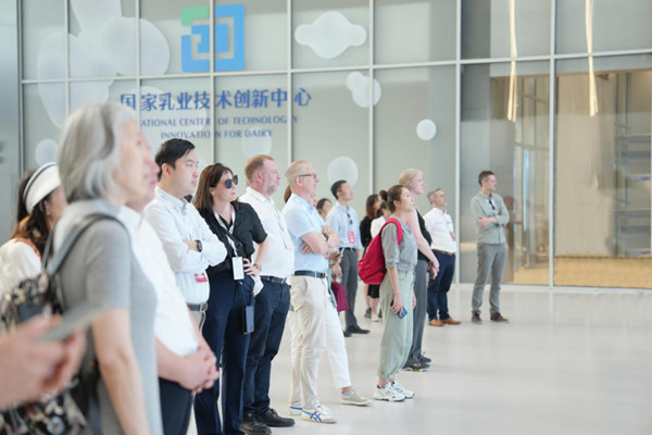 Industry delegation visits Yili Group's health valley 