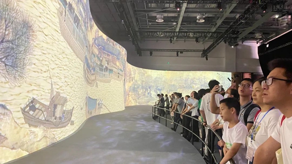 ​Moving 'Along the River During the Qingming Festival' on display in Xiamen