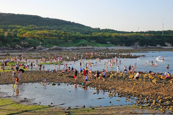 Visitors beat summer heat at Qingdao’s beach