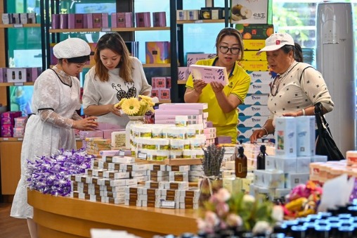 China's retail sector maintains recovery momentum in August