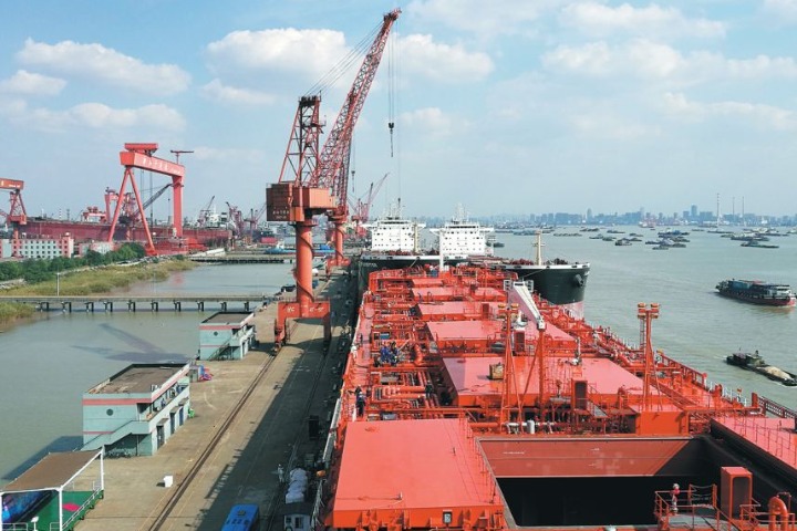 China overtakes Greece as largest shipowner
