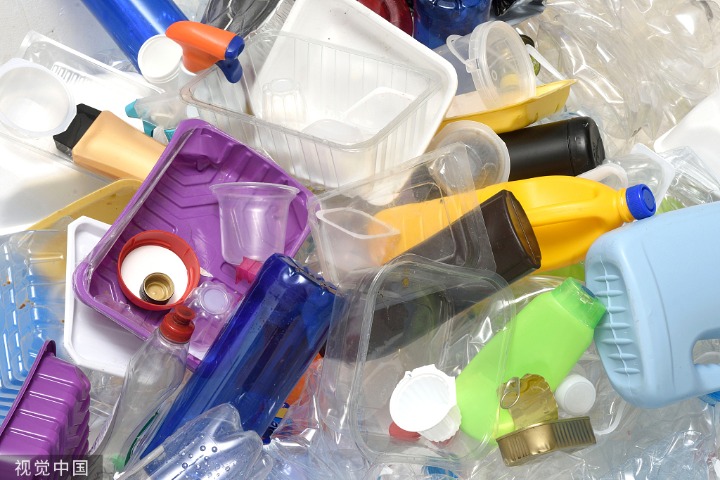 Researchers use sunlight to recycle plastic waste