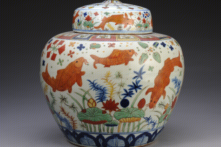 Ming Dynasty porcelain jar decorated with carp and aquatic plant patterns