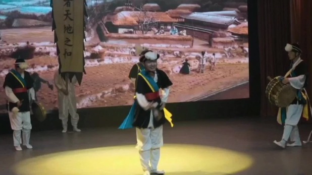 In Jilin, farmer's dance survives through adaptation