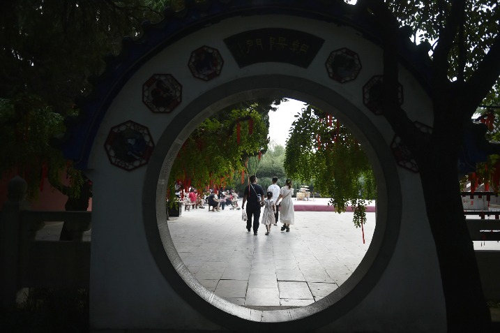 Young Chinese reconnect with historical city through ‘Citywalk’
