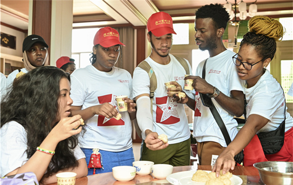 Intl students learn about traditional Chinese medicine in Wencheng
