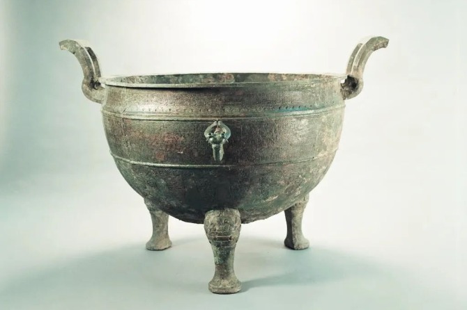 Spring and Autumn Period bronze ding exhibited in Henan