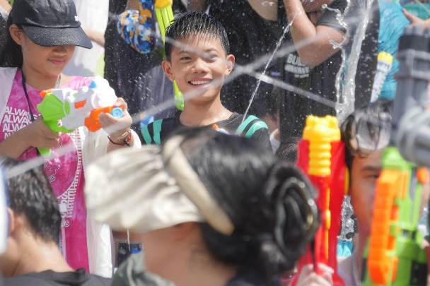 Water festival brings fun, coolness to Hainan