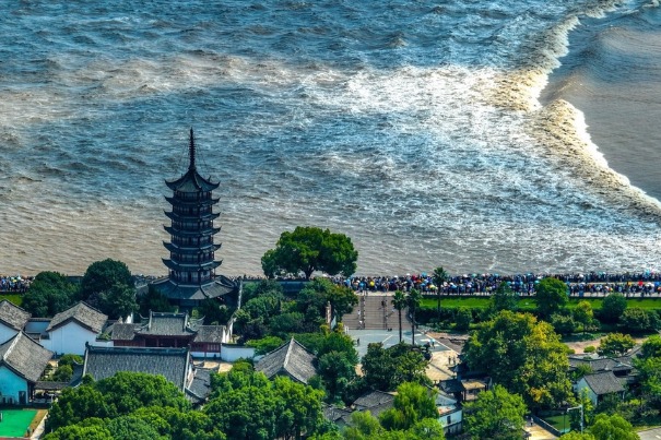 Yanguan scenic area draws visitors to watch tides