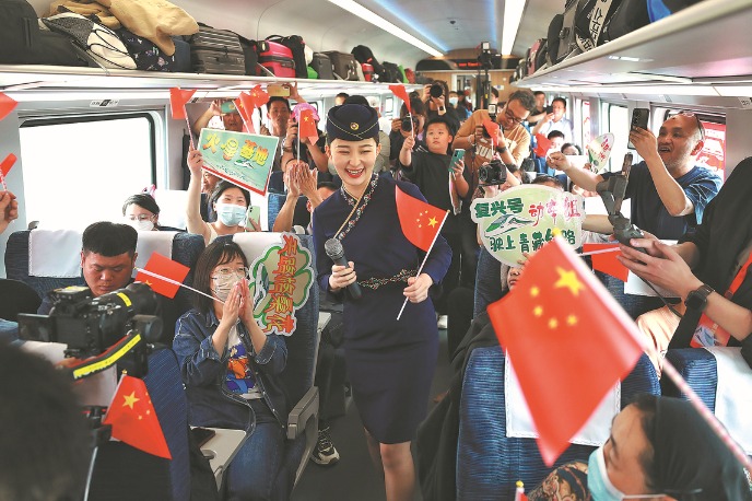 Qinghai-Tibet Railway transports over 4.35 mln passengers during summer holiday