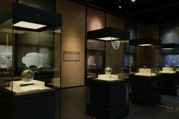 Qing Dynasty imperial kiln ceramics on display in Liaoning