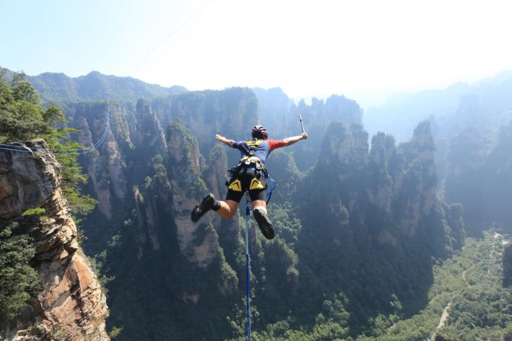 Bunjee jumping competition takes off in Hunan province