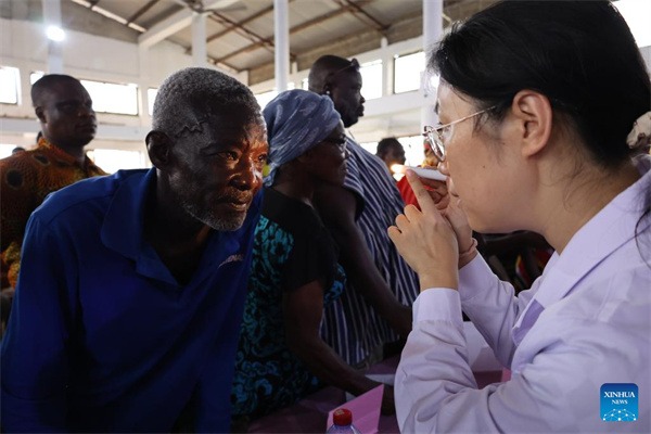 Chinese doctors provide free clinical service for Ghanaian workers, low-income residents