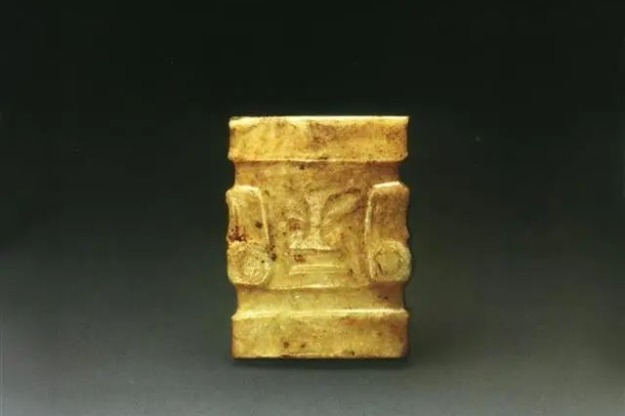 Dignified and mysterious jade figurine from 4,000 years ago