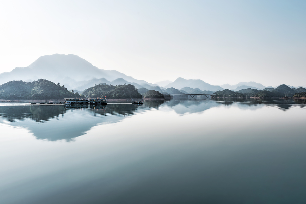 Enjoy the picturesque view of Qiandao Lake in Hangzhou