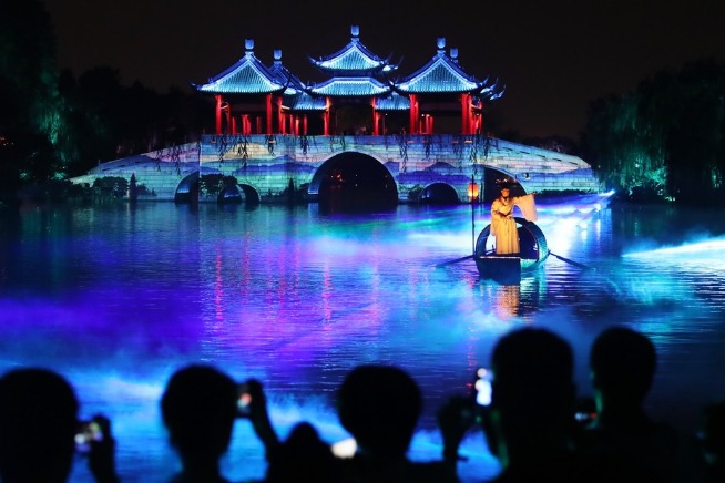 Experience the enchanting night at Slender West Lake in Yangzhou