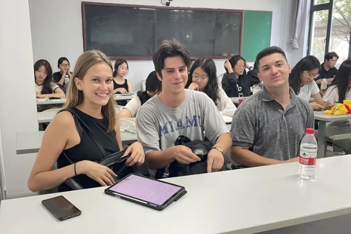 Intl students take their first class at SUFE