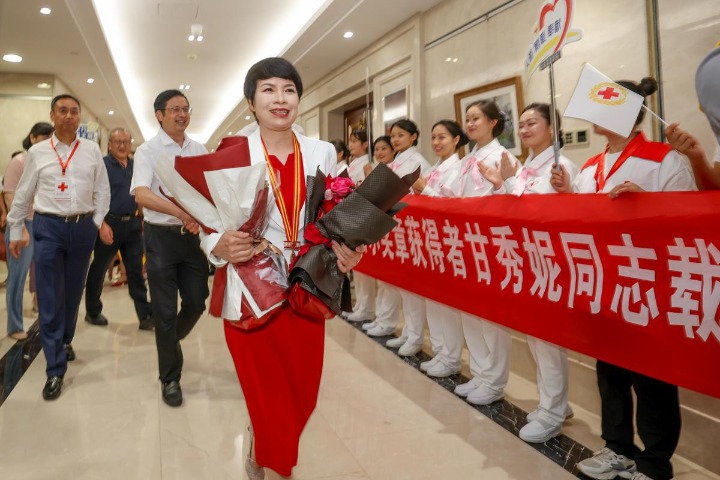 Chongqing nurse, 36 others receive service medal