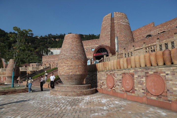 Chenlu Ancient Town's ingenious use of ceramics in art and infrastructure