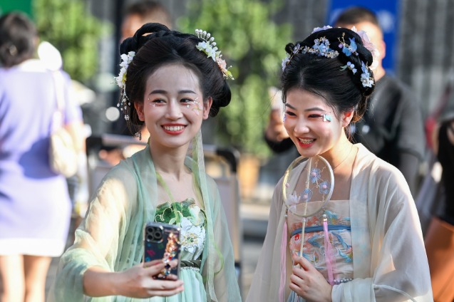 Tang dresses popular with tourists in Xi'an