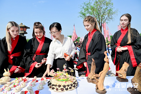 Chinese, intl students explore Silk Road culture in Xi'an