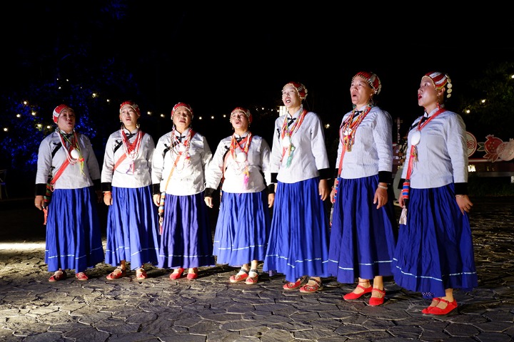 A nighttime cultural fair in Laomudeng village
