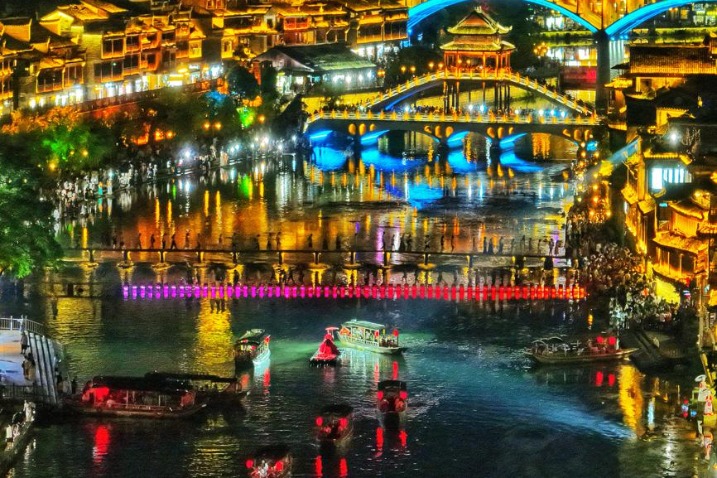 Tourism rising in Fenghuang Ancient Town, Hunan