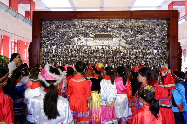 Students visit Yunnan Nationalities Museum