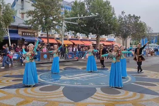 In Xinjiang, a popular scenic spot draws visitors, revenue