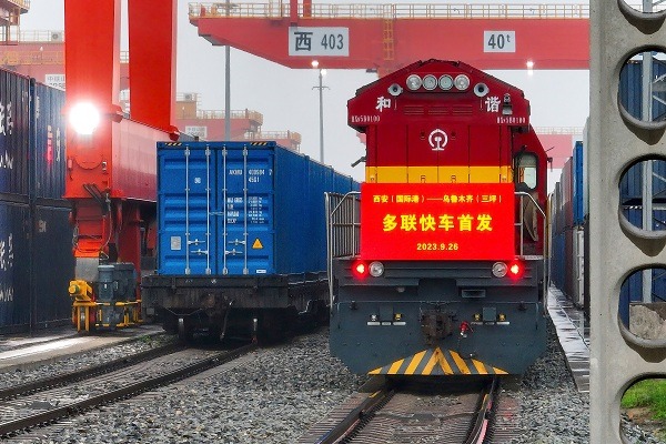 First multi-modal express train departs Xi'an for Urumqi