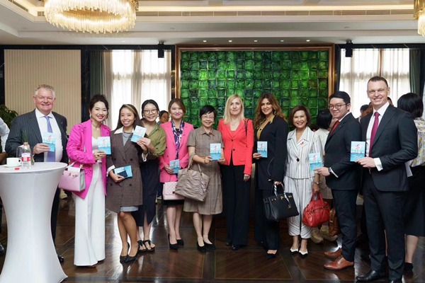 Celebran Lanzamiento del Manual de Servicios para Extranjeros en Shanghai