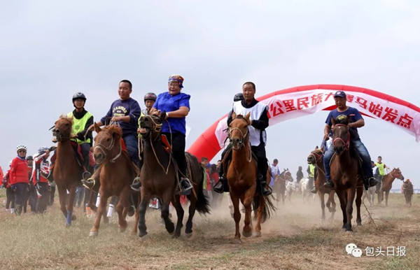 Baotou holds equestrian endurance race near Yellow River