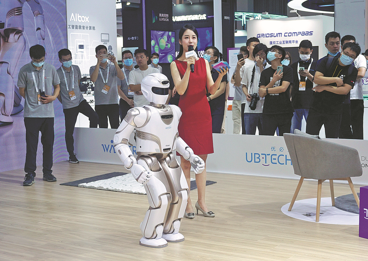 Humanoid robots make grand entry