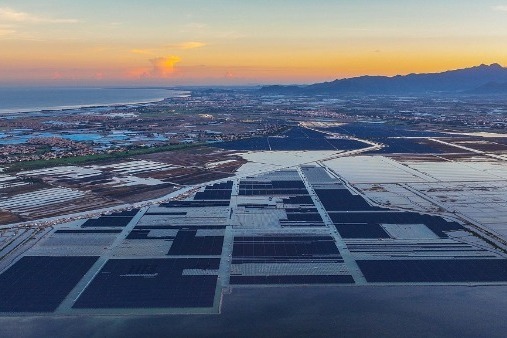 Yinggehai salt field's 200MW solar project generates green energy in Hainan