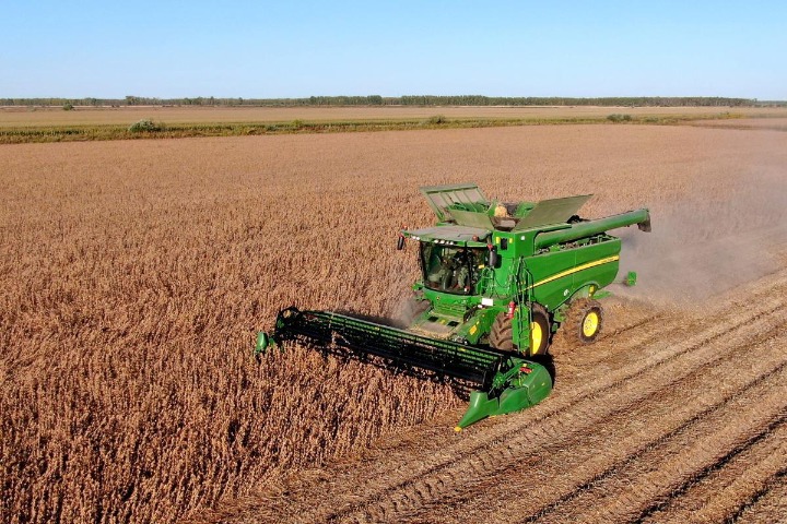 Machines aid Heilongjiang soybean harvest