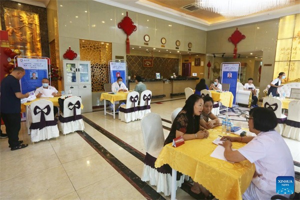 Chinese medical team provides free TCM healthcare in Myanmar