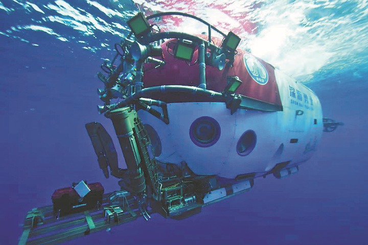 Manned submersible Fendouzhe sets diving record