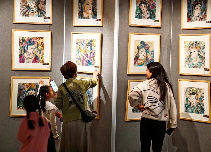 Dunhuang-themed paintings on display in Nantong