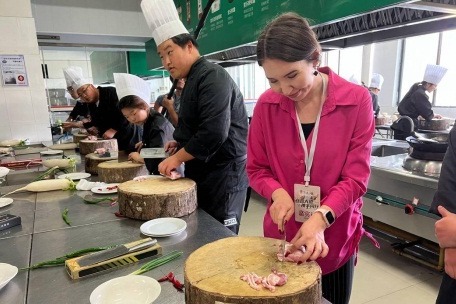 Foreign journalists visit Yangzhou University's School of Tourism and Culinary Arts