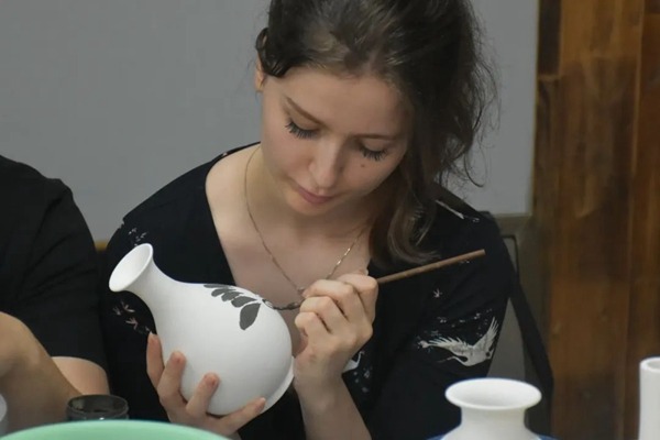 Foreign students engage in traditional porcelain art in Shanghai
