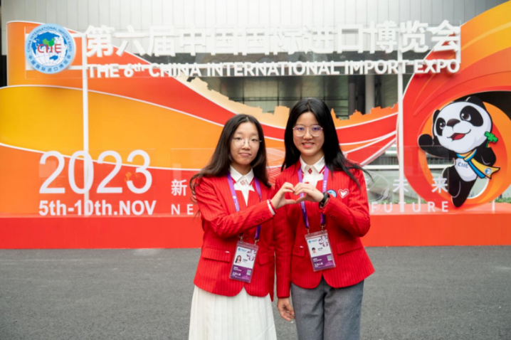 Volunteers from universities in Shanghai shine at 6th CIIE